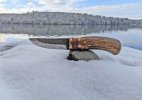 Gizamo-puukko-on-snowy-shore-1.jpg