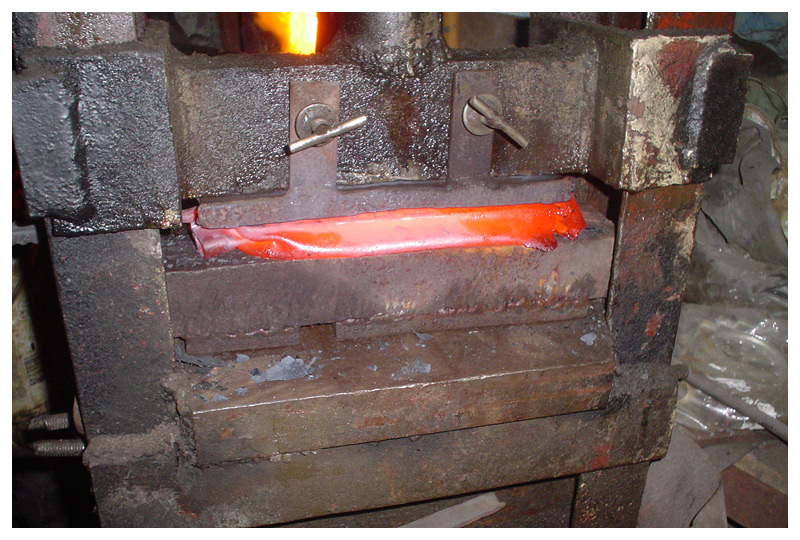knifemakingtutorial_chainsanmaidamascus14.jpg