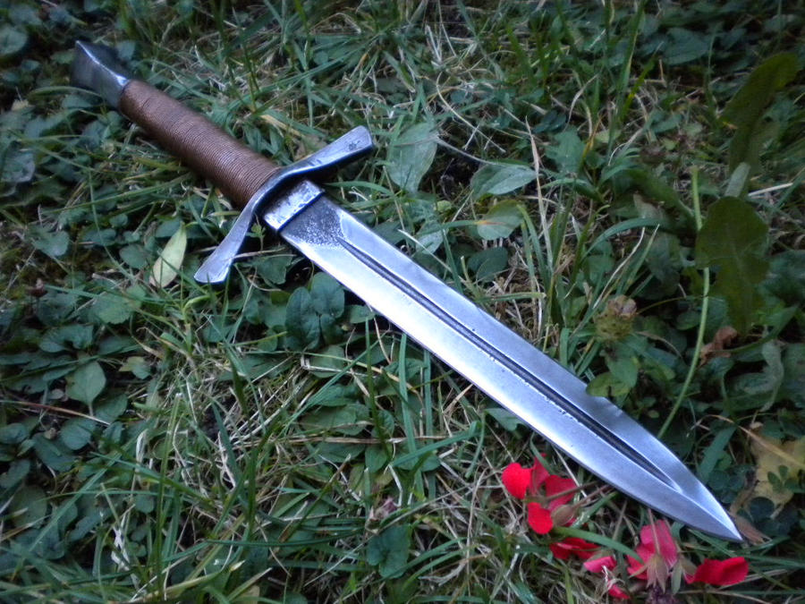 gothic_dagger_by_hellize-d5g8zuv.jpg