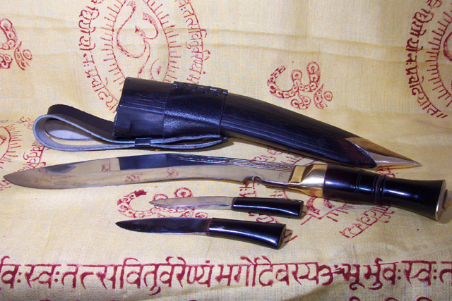 bas-unsheathed-khuk+bits.jpg