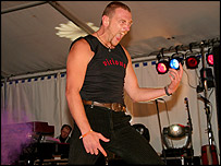 _39997206_airguitarmarco.jpg
