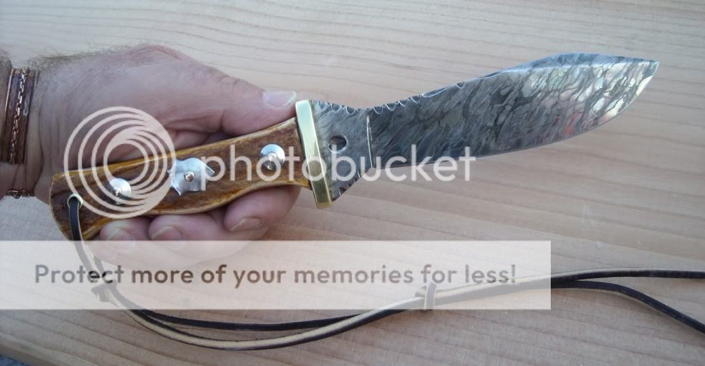 euro_04knifeinhand_wood.jpg