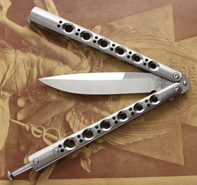 Benchmade_42_spring_latch_spread_back_IMG_7918_666dpi.jpg