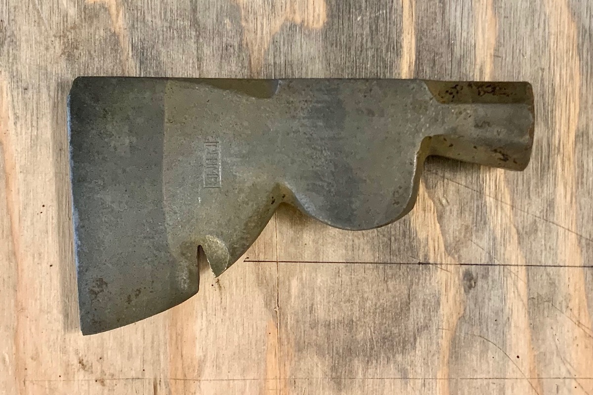 carpenter_hatchet_03.jpg