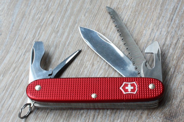 victorinox-farmer-red-alox.jpg