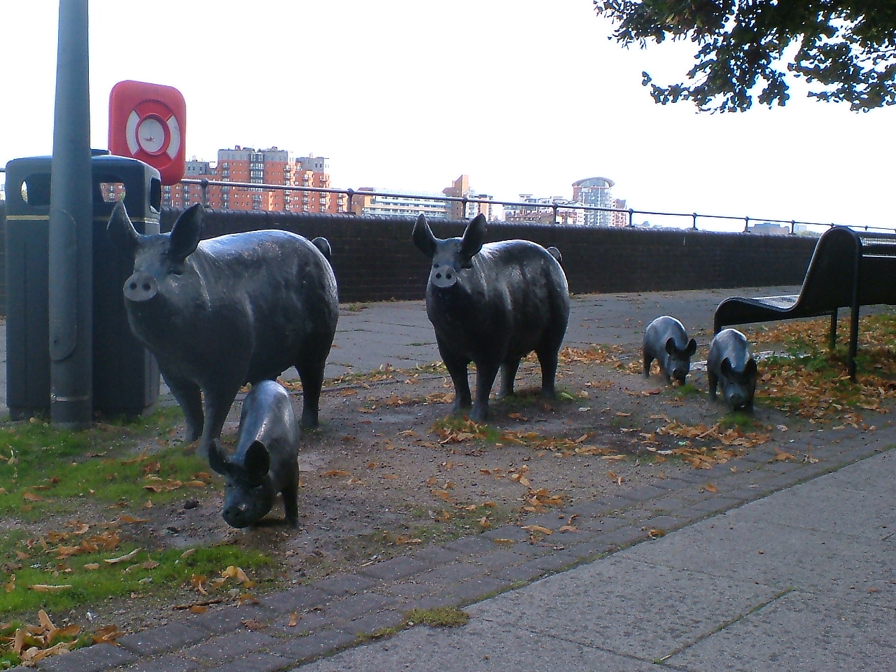 Pig_Statues_Deptford.jpg