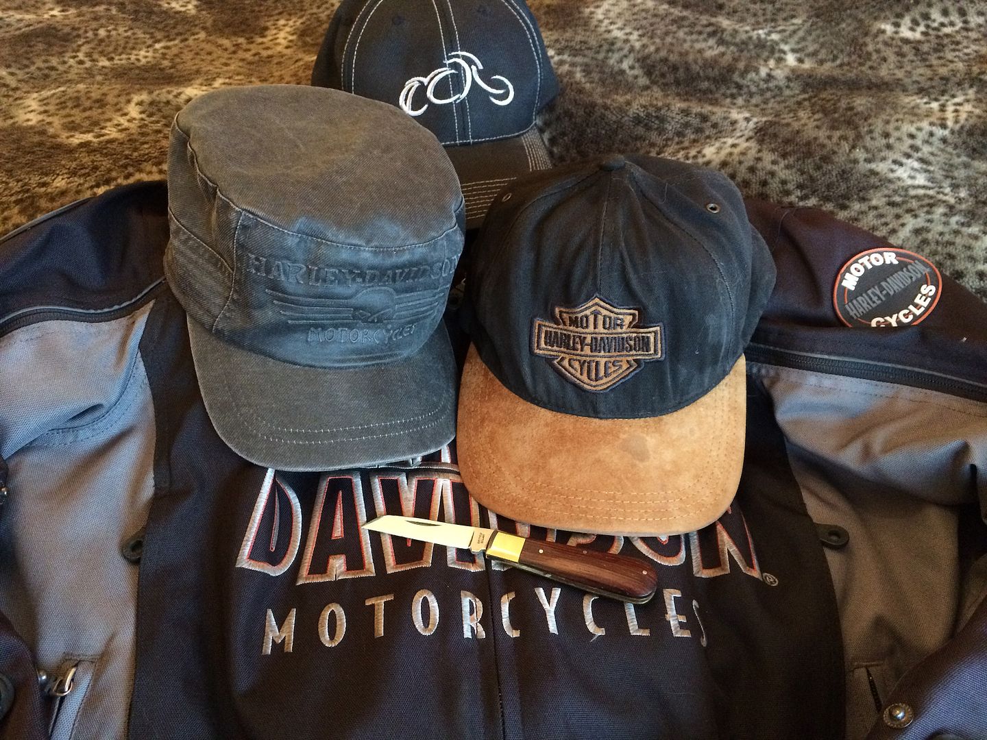 hats%20and%20knives%2003.jpg