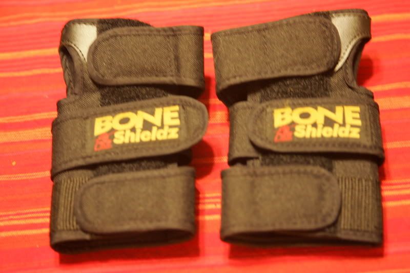 Largewristprotectorsforrollerbladin.jpg