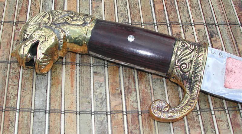 Bhairab-khukuri-hilt.jpg