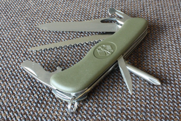 victorinox-one-handed-german-army-knife-01.jpg