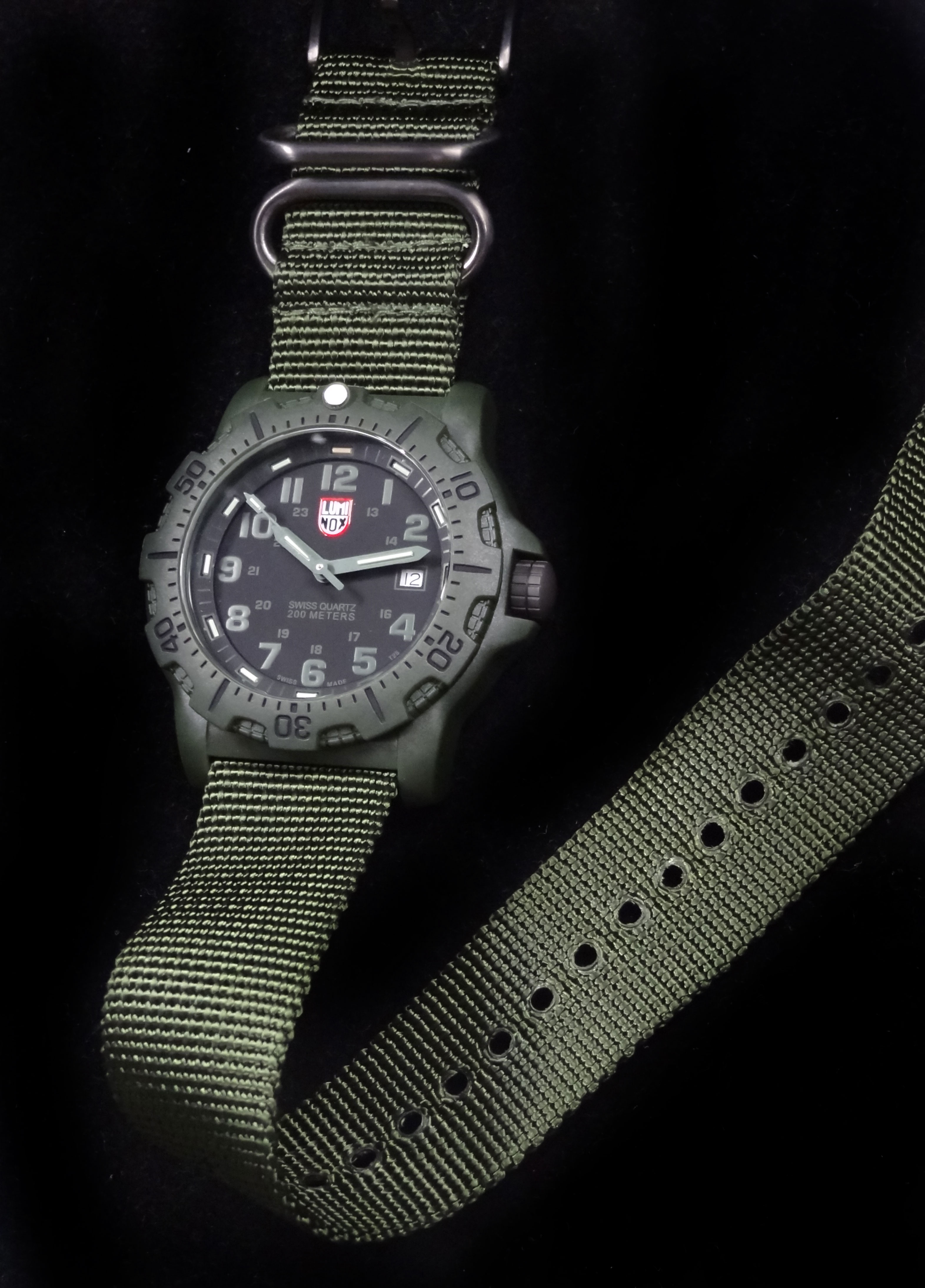 luminox-a8817-go-7.jpg
