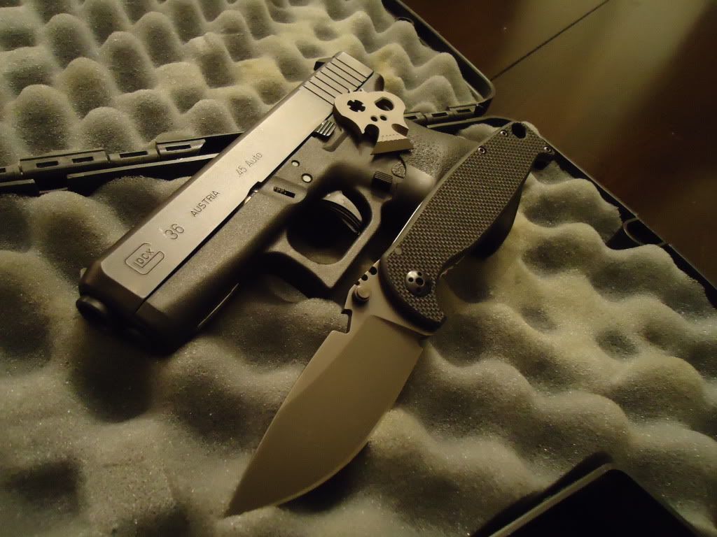 gunsandknives43011088.jpg