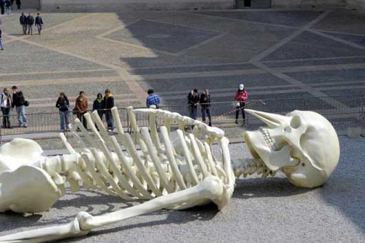 Giant_skeleton_in_Milan_02.jpg