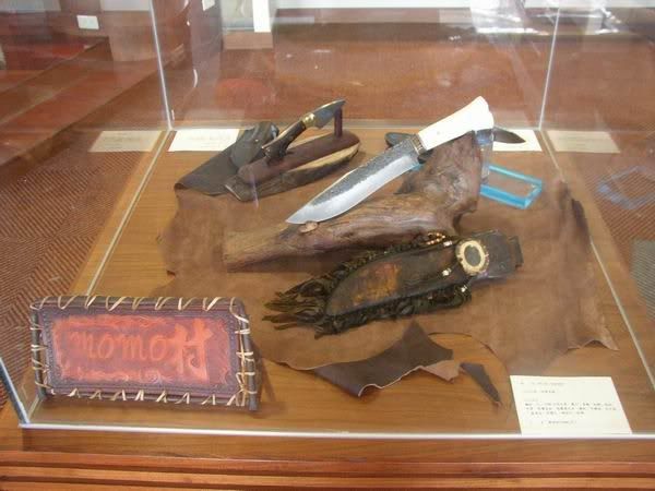 myknifeshowingTaiwanMuseum.jpg